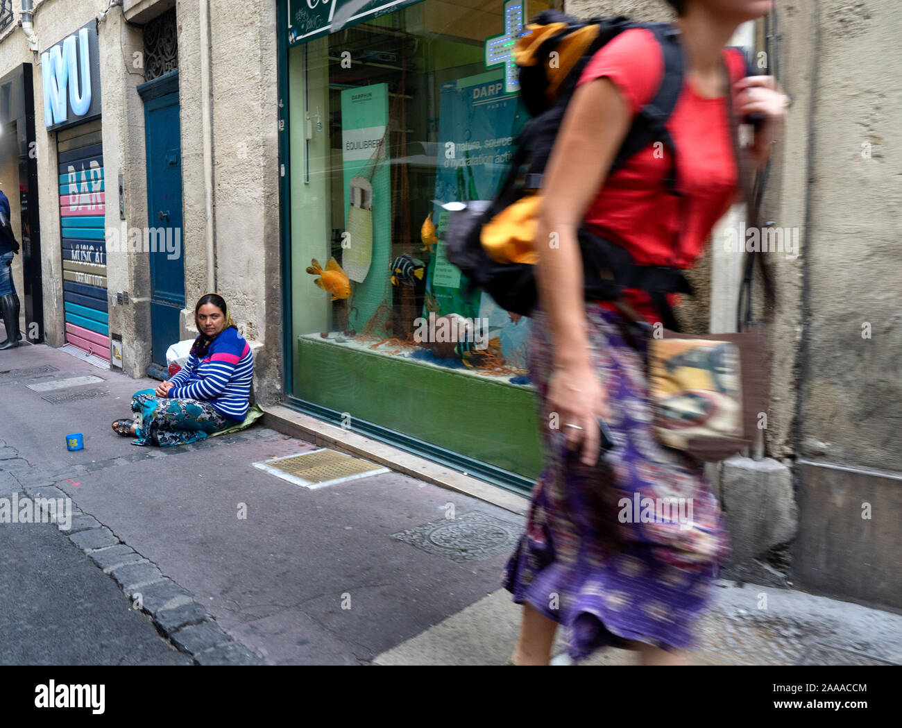 Straße Bettler beobachten ein Passant Stockfoto