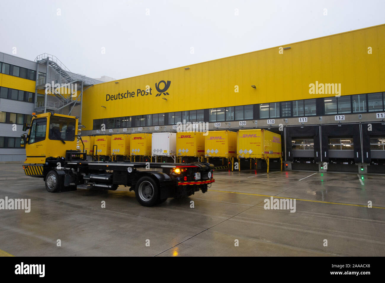 Äußere des Paketzentrums mit Ladebrücken, Container Lkw-Rampen. Die Inbetriebnahme der neuen mega Paketzentrum der Deutschen Post DHL in Bochum, 18.11.2019. | Verwendung weltweit Stockfoto