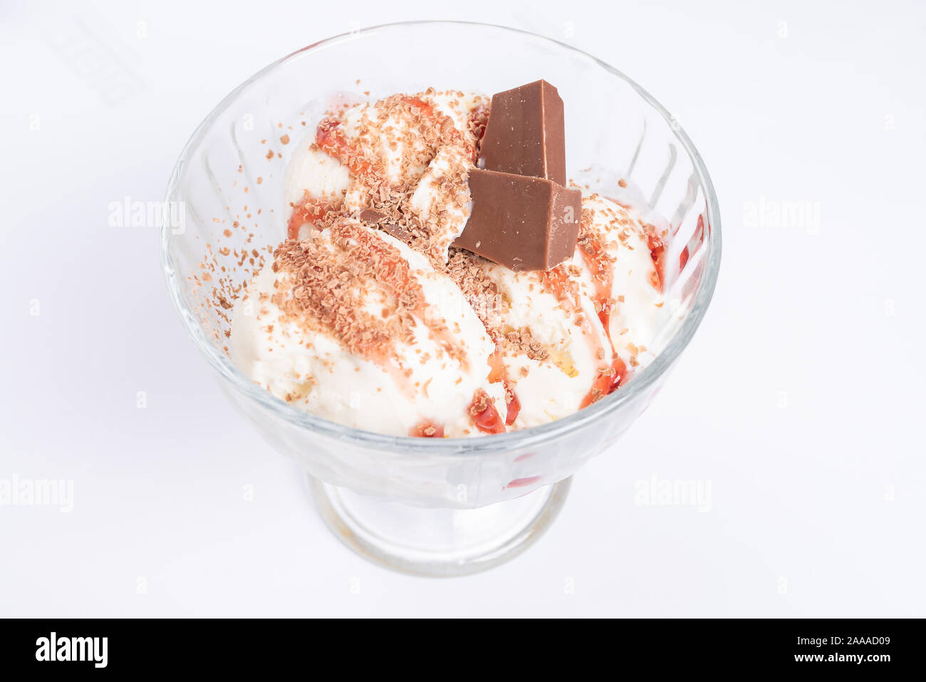 Eis Kugeln in einer Vase. Mit einem Stück Schokolade. Stockfoto