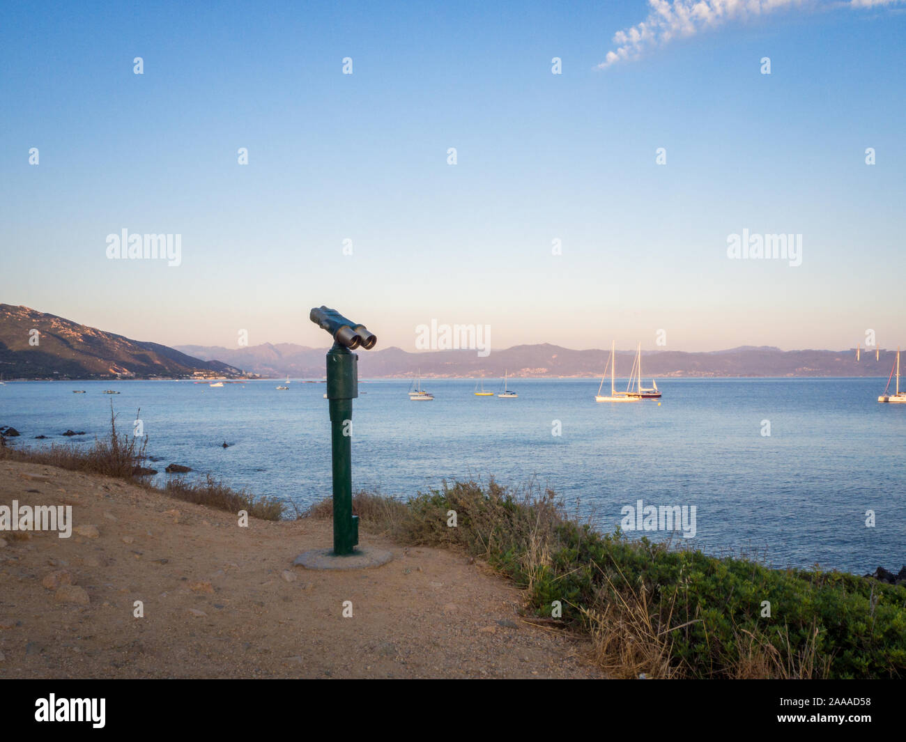 Münz-Fernglas mit Blick über die Küste von Ajaccio -Korsika Stockfoto