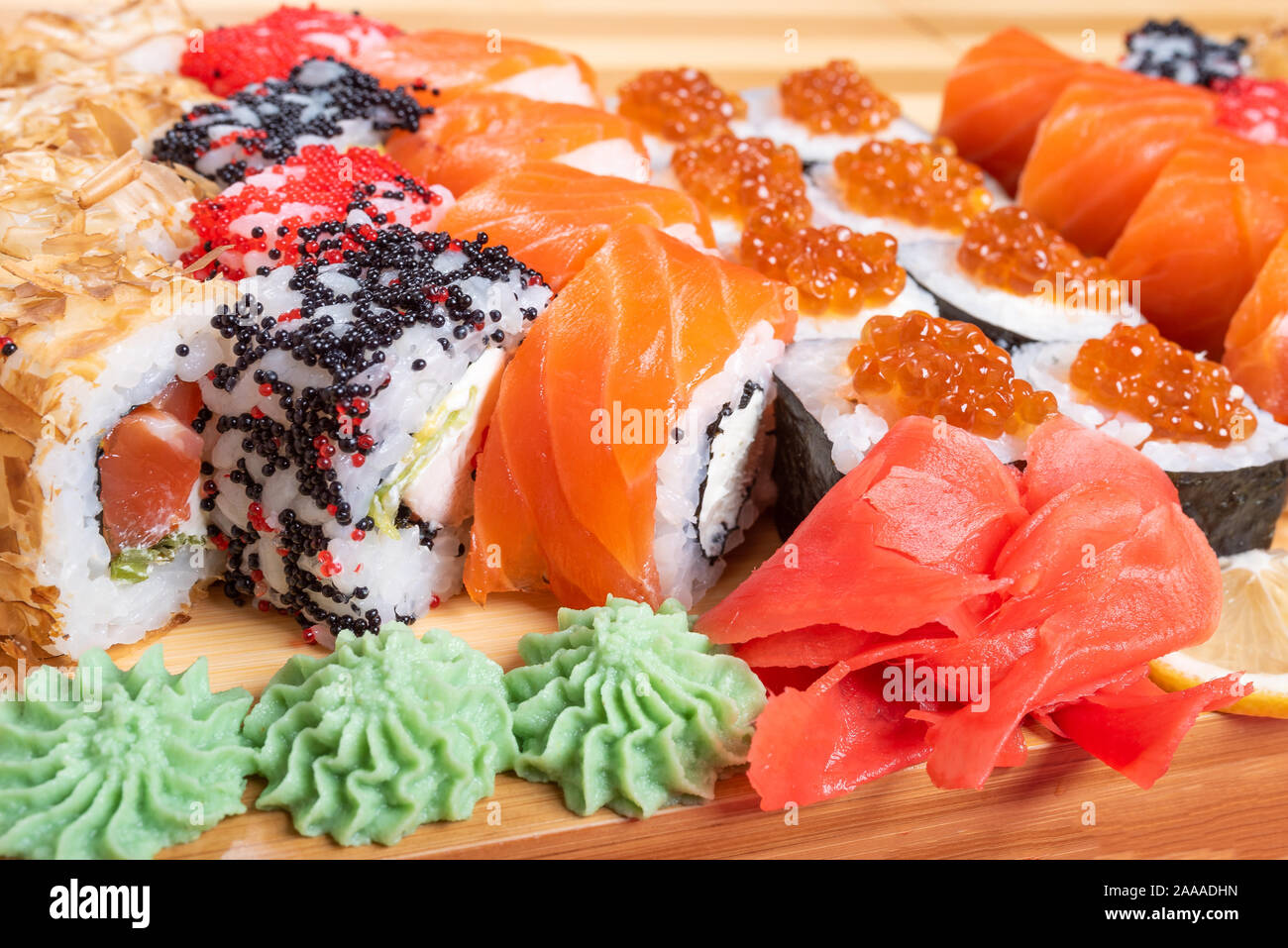 Sushi Set von Brötchen und Mohn, mit Lachs und Kaviar. Mit Thunfisch und Krill Kalifornien und Philadelphia. Close-up. Stockfoto