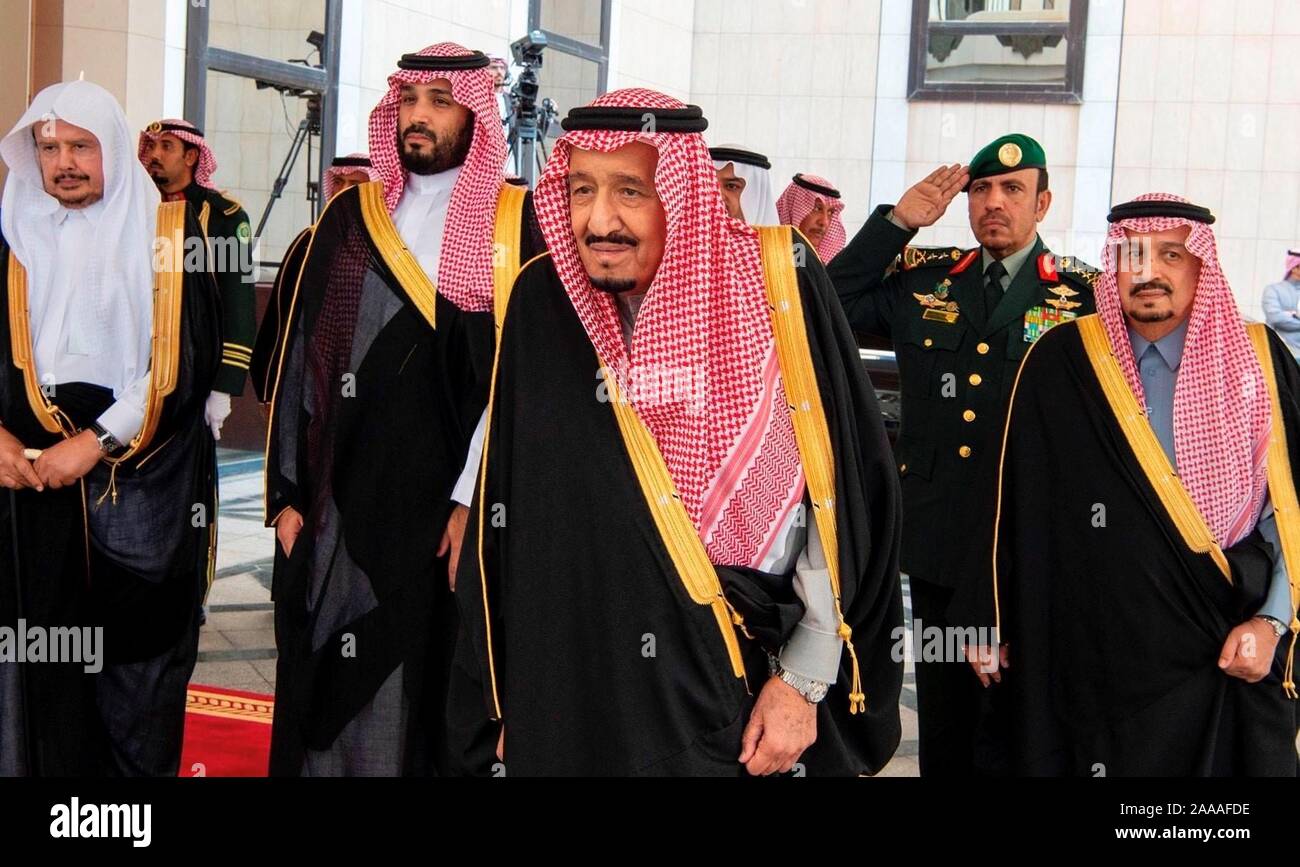 Riad. Nov, 2019 20. Saudische König Salman Bin Abdulaziz Al Saud (C, vorne) nimmt an der 7. Sitzung der Shura-rat in Riad, Saudi-Arabien, an November 20, 2019. Saudische König Salman Bin Abdulaziz Al Saud, sagte am Mittwoch, dass die Einnahmen der Börsengang der Saudi Aramco zu Saudi-arabien Sovereign Wealth Fonds fließen Investitionen innerhalb und außerhalb zu steigern, Königreich, der Saudi-arabischen Nachrichtenagentur berichtet. Quelle: Xinhua/Alamy leben Nachrichten Stockfoto