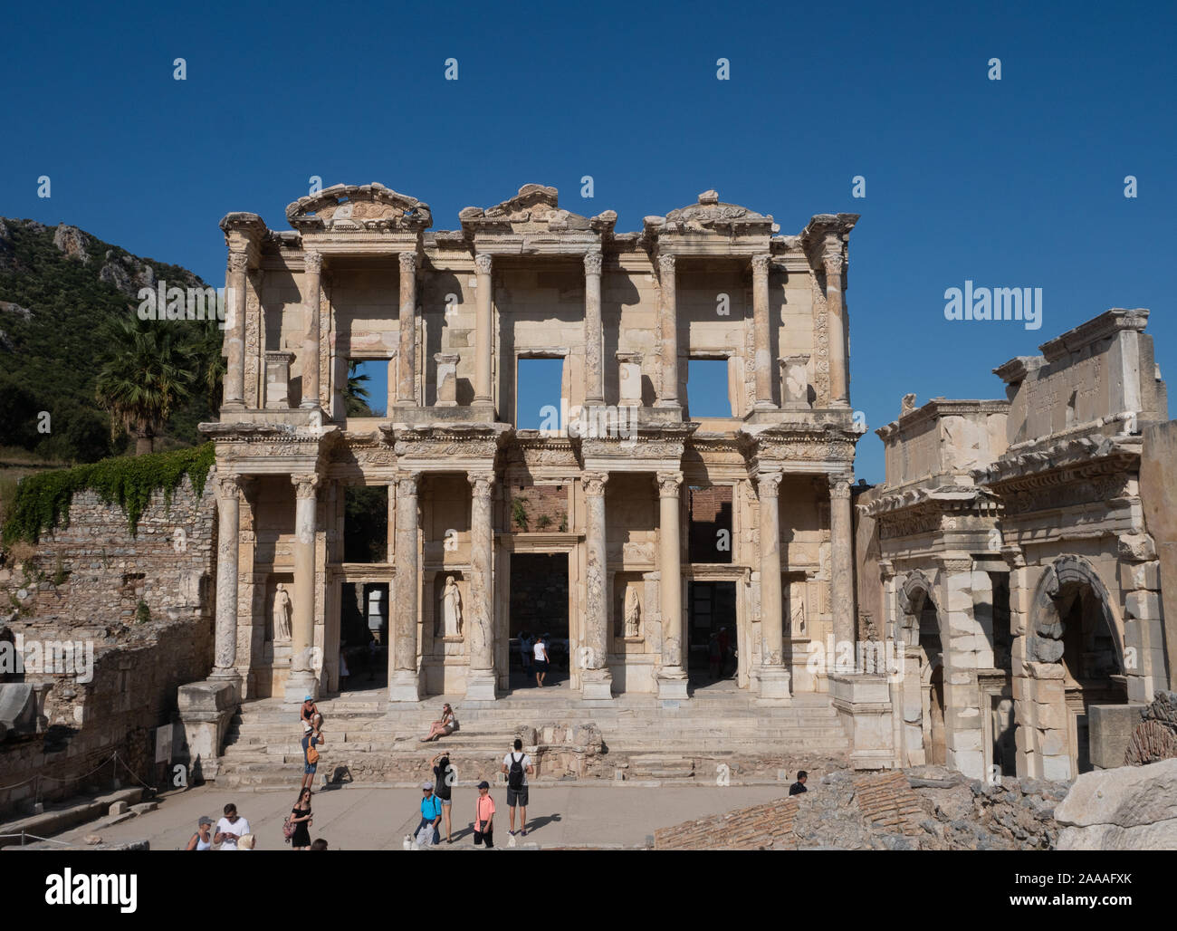 Die celsus Bibliothek in Ephesus in der Türkei mit Statuen in den Nischen. Säulen und geschnitzten Kapitellen unterstützen die Pauken und geschnitzten Friese der Fassade. Stockfoto