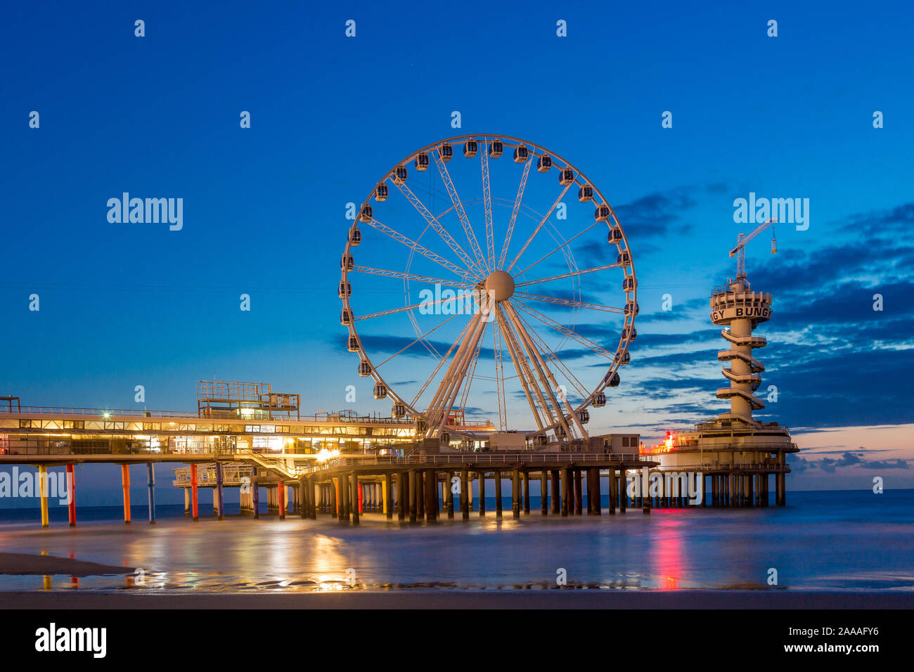 SCHEVENINGEN, Niederlande - 20 August 2019: hier mal einen Blick auf den Pier von Scheveningen und Riesenrad während der Blauen Stunde Sonnenuntergang. Stockfoto