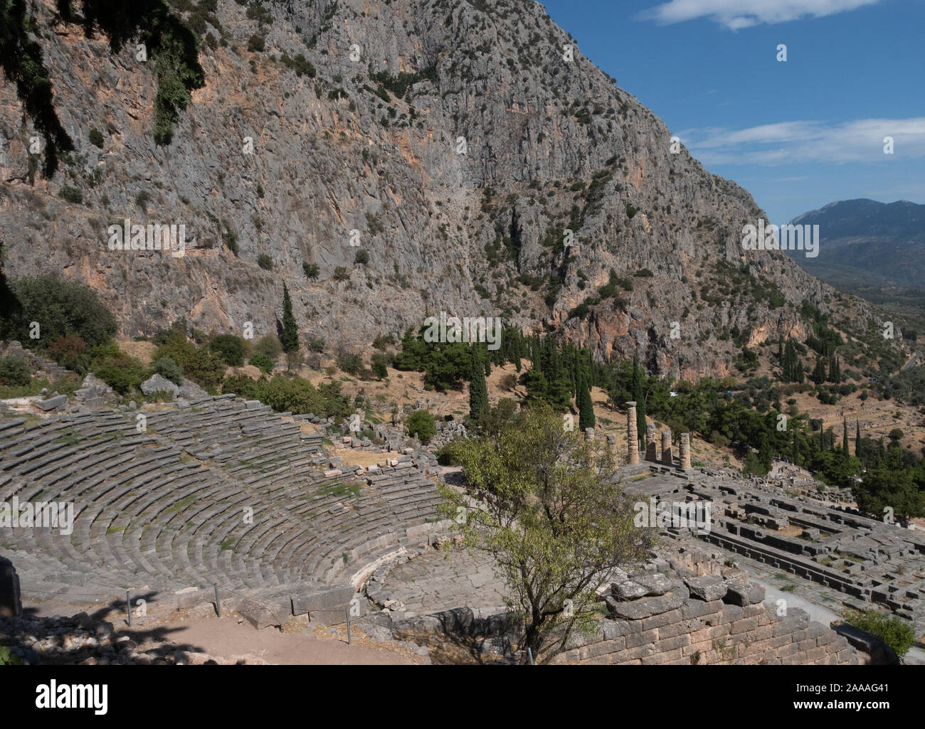 Blick auf das Amphitheater und Tempel des Apollo, die Website des Orakels von Delphi, mit Bergen und die Bar-lounge im Hintergrund. Fotografiert fr Stockfoto