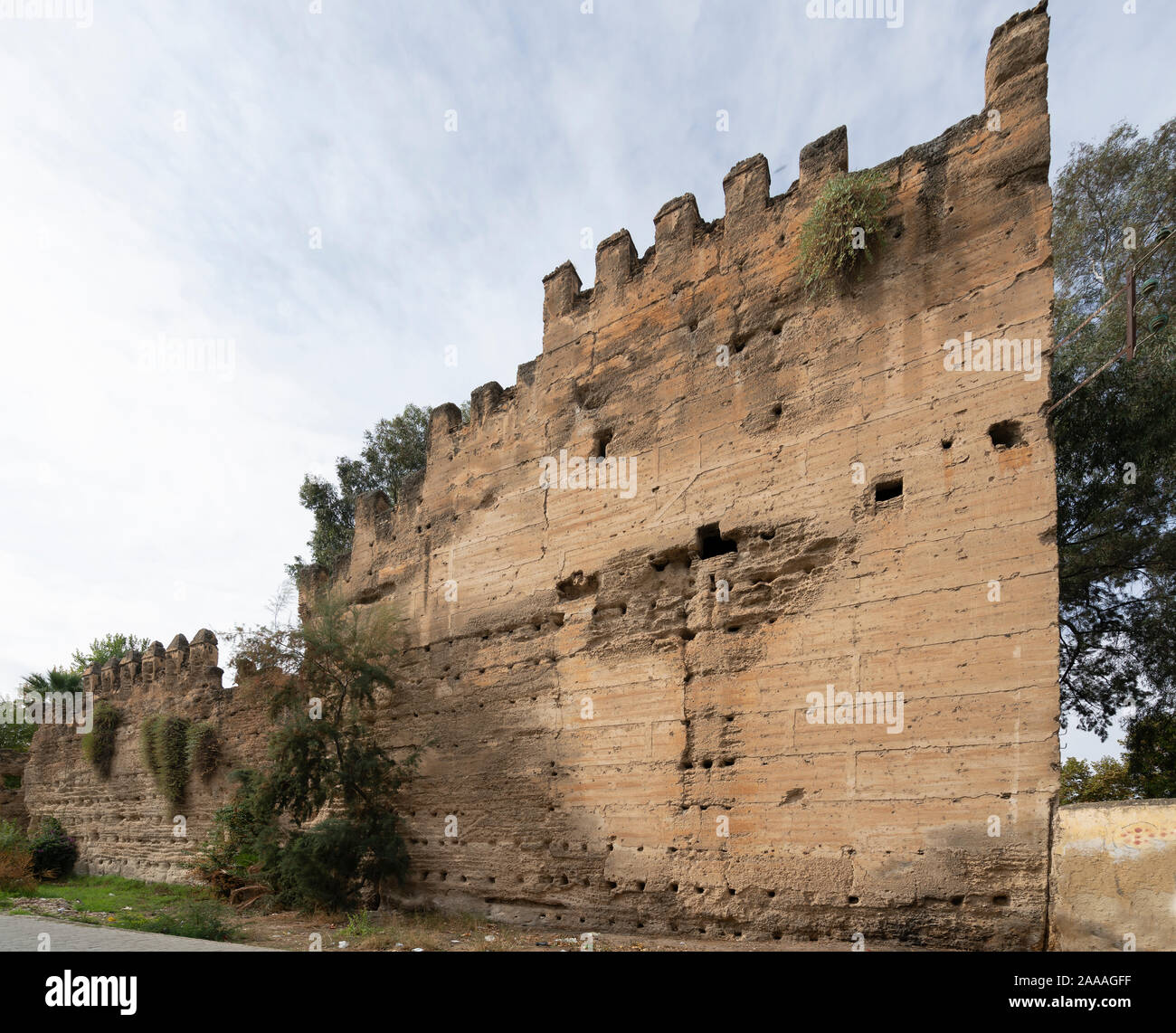 Fez, Marokko. November 9, 2019. Ein Blick auf die alten Stadtmauern in der Innenstadt Stockfoto