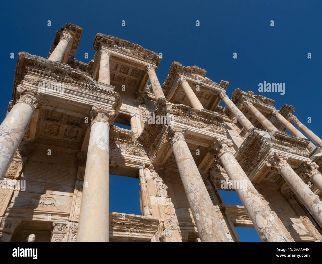 Nahaufnahme der steinerne Säulen, Kapitelle, Pauken, und Decken der Bibliothek des Celsus in Ephesus in der Türkei. Stockfoto