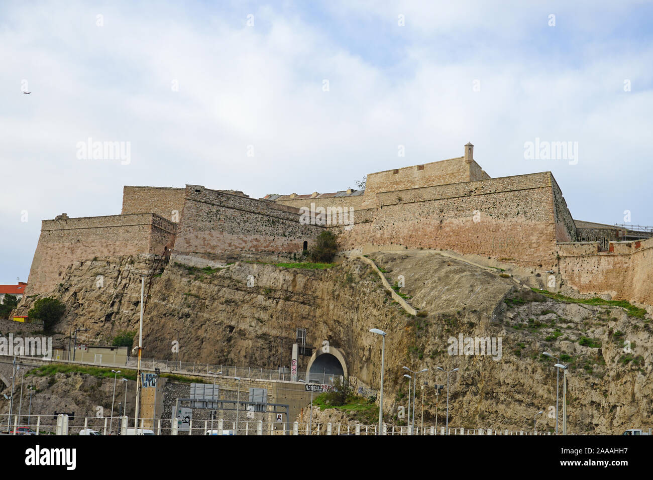 MARSEILLE, Frankreich-13 Nov 2019 - Blick auf das Wahrzeichen Fort Saint-Nicolas (Entrecasteaux), eine mittelalterliche Festung mit wällen am Eingang des Vieu Stockfoto