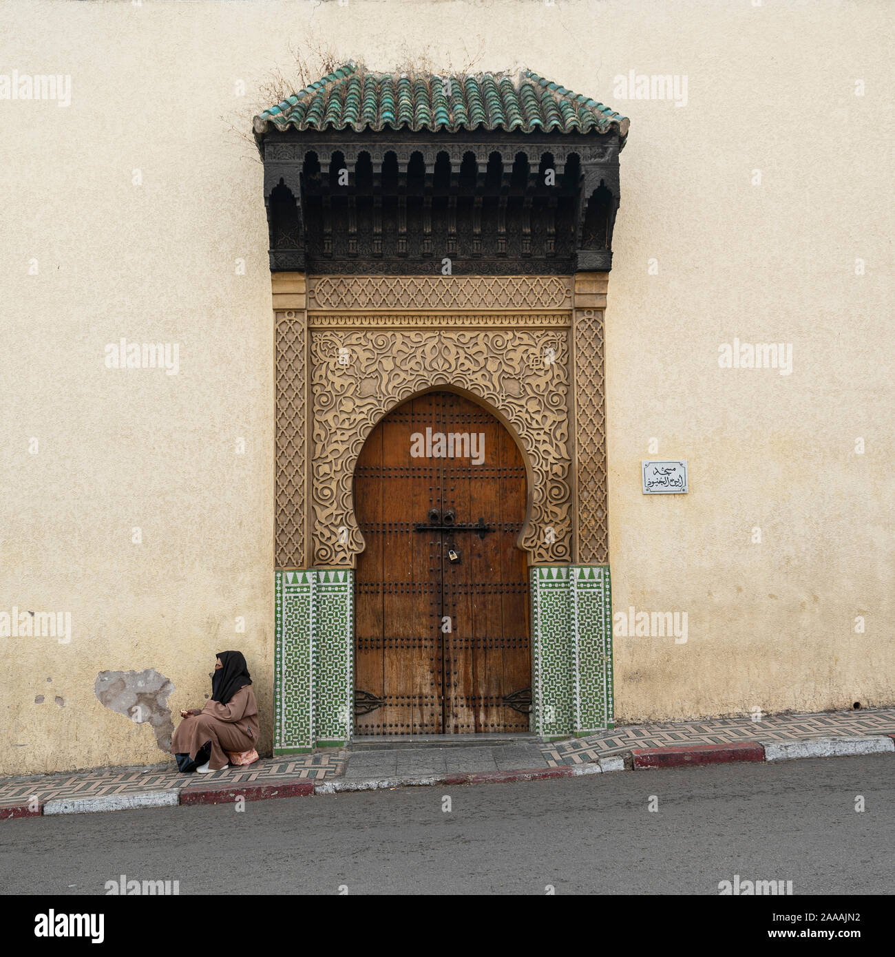 Fez, Marokko. November 9, 2019. ein Bettler an der Tür einer Moschee Stockfoto