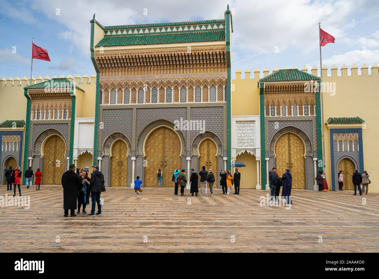 Fez, Marokko. 9. November 2019. Der Panoramablick auf die Touristen vor dem königlichen Palast Stockfoto