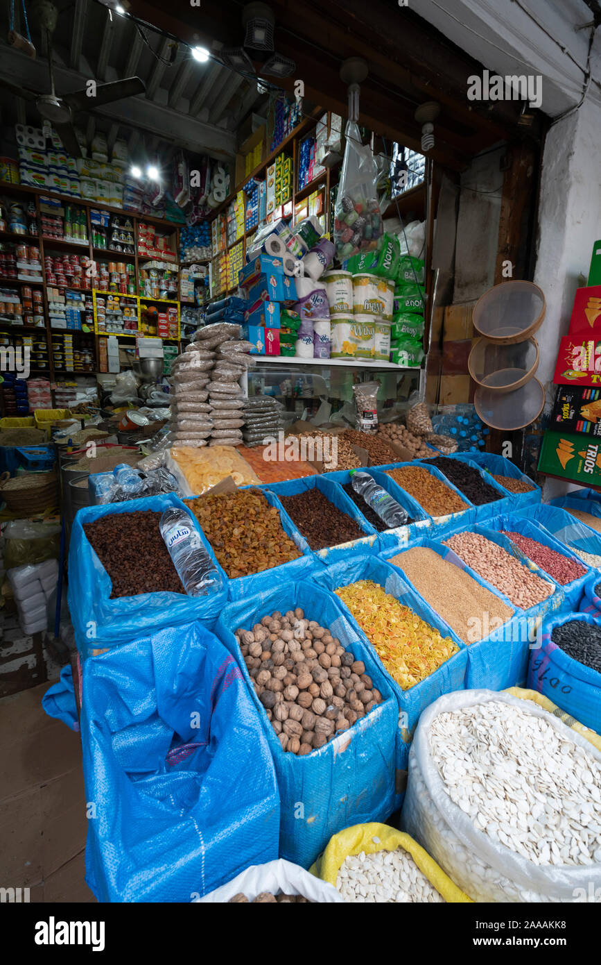 Fez, Marokko. 9. November 2019. Die spice Säcke in einem Geschäft in der Innenstadt angezeigt Stockfoto