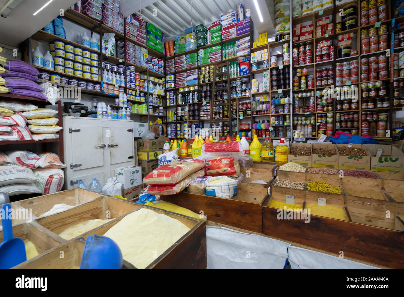 Fez, Marokko. November 9, 2019. kleinen Lebensmittelladen in der Innenstadt Stockfoto