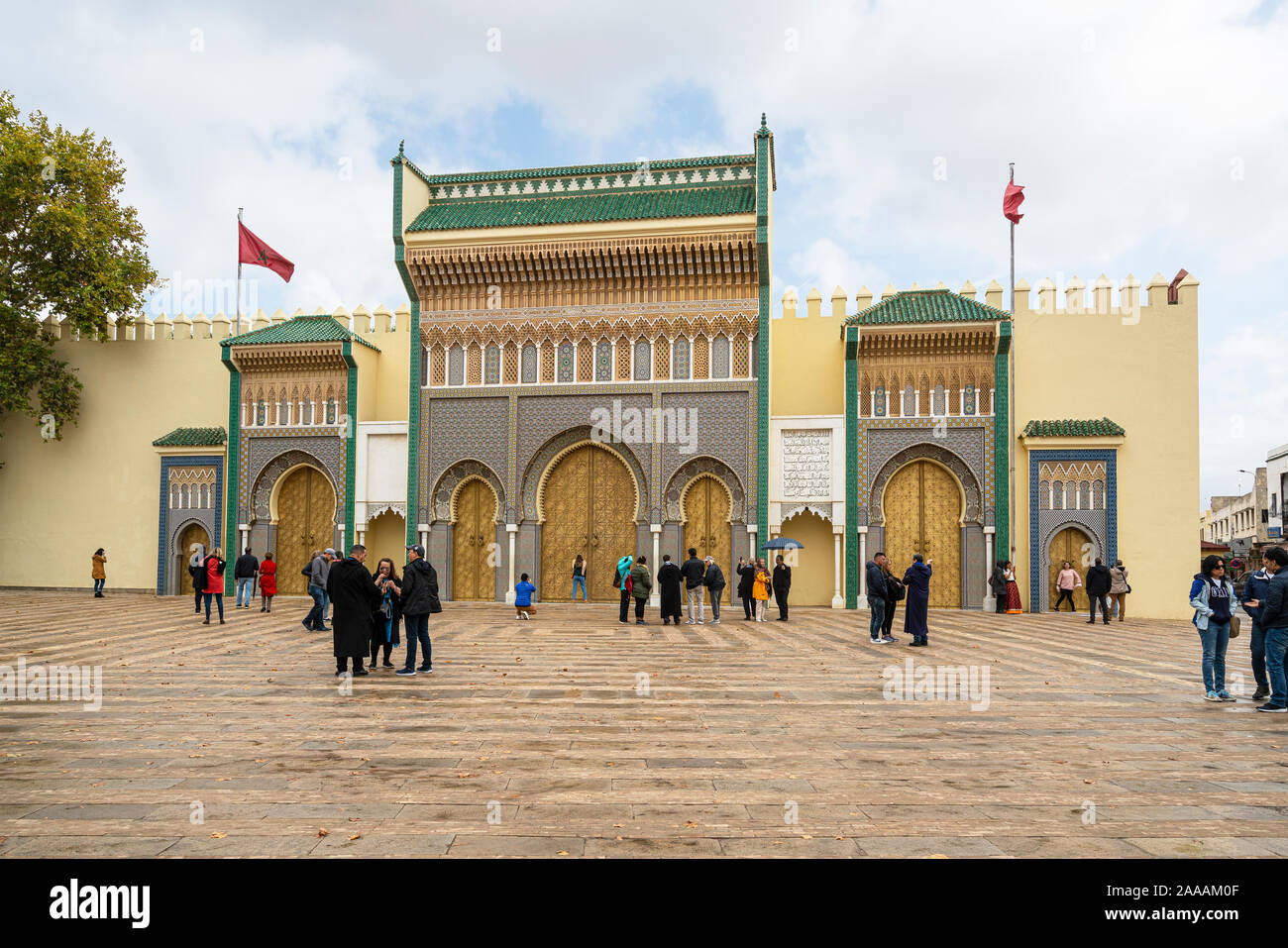 Fez, Marokko. 9. November 2019. Der Panoramablick auf die Touristen vor dem königlichen Palast Stockfoto