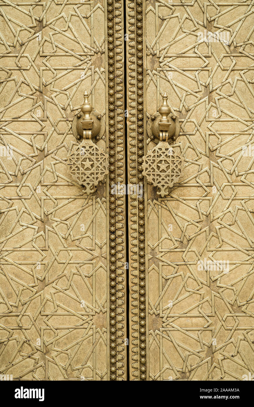 Fez, Marokko. November 9, 2019. Ein Detail des goldenen Türen im königlichen Palast Stockfoto
