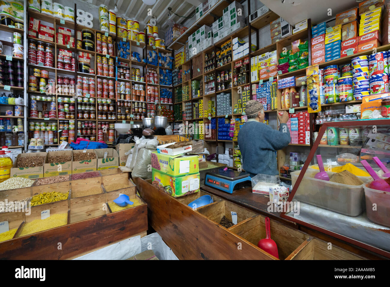 Fez, Marokko. November 9, 2019. kleinen Lebensmittelladen in der Innenstadt Stockfoto