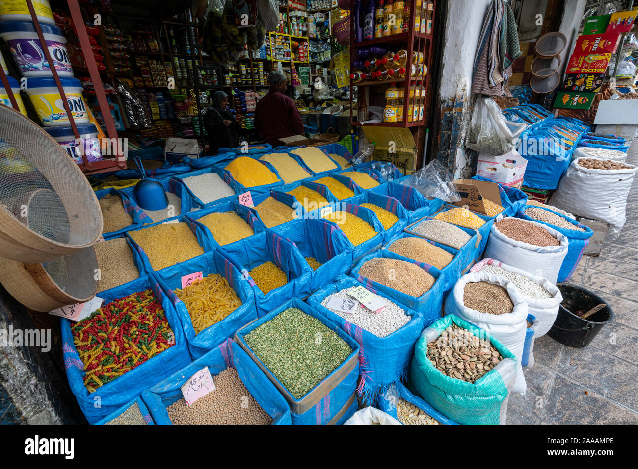 Fez, Marokko. 9. November 2019. Die spice Säcke in einem Geschäft in der Innenstadt angezeigt Stockfoto