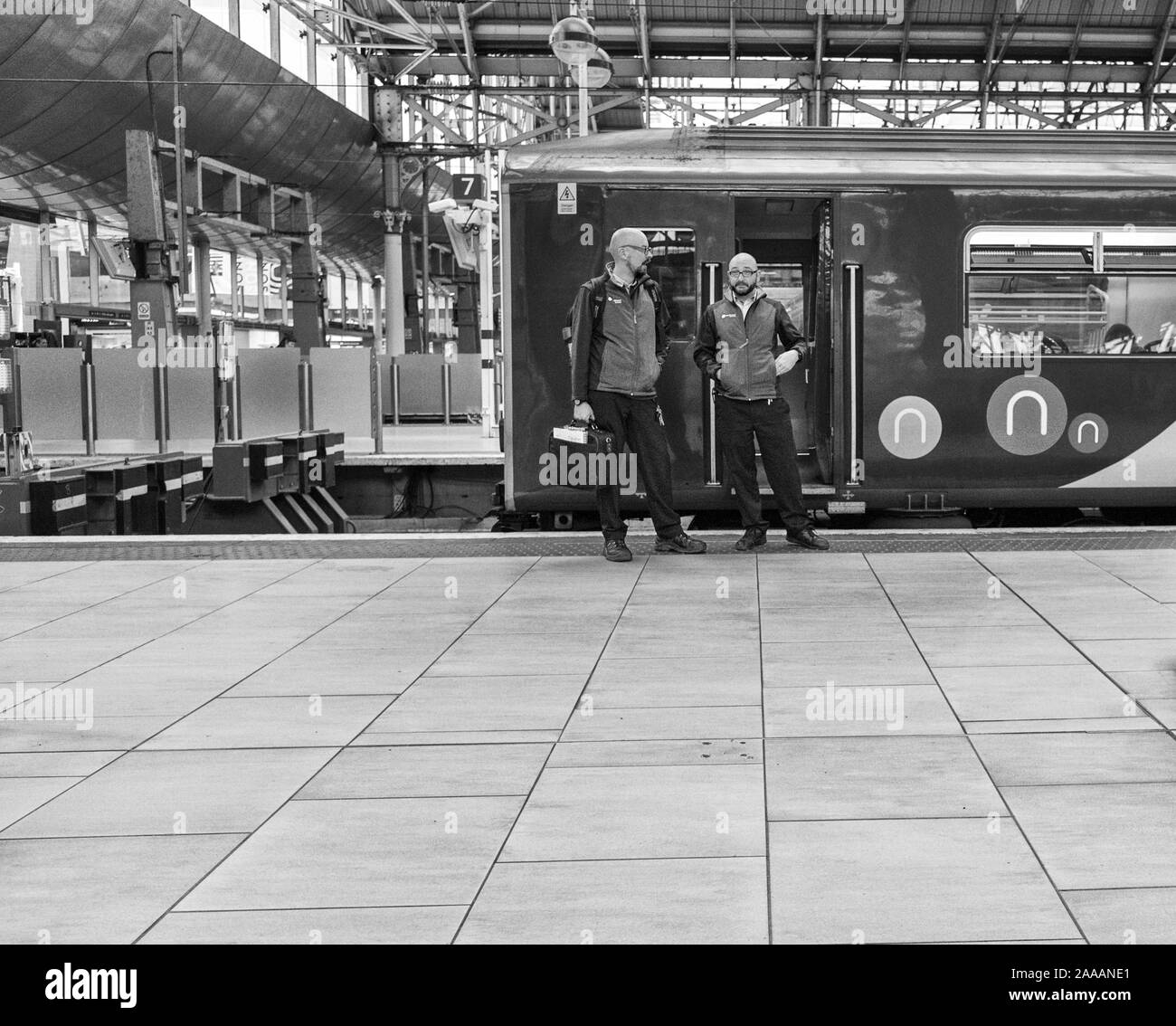 Arriva Northern Rail Zugpersonal bei Manchester Piccadilly, die von einer Klasse 150 Sprinter Zug Stockfoto