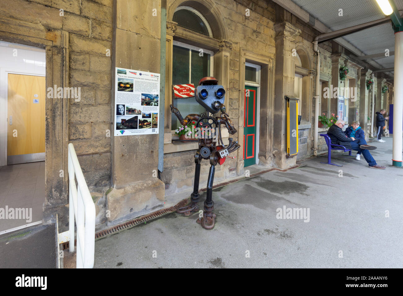Buxton Bahnhof Skulpturen aus Schrott von Andy Hill aus dem Alten Buxton Lokomotive Betriebshof. Stockfoto