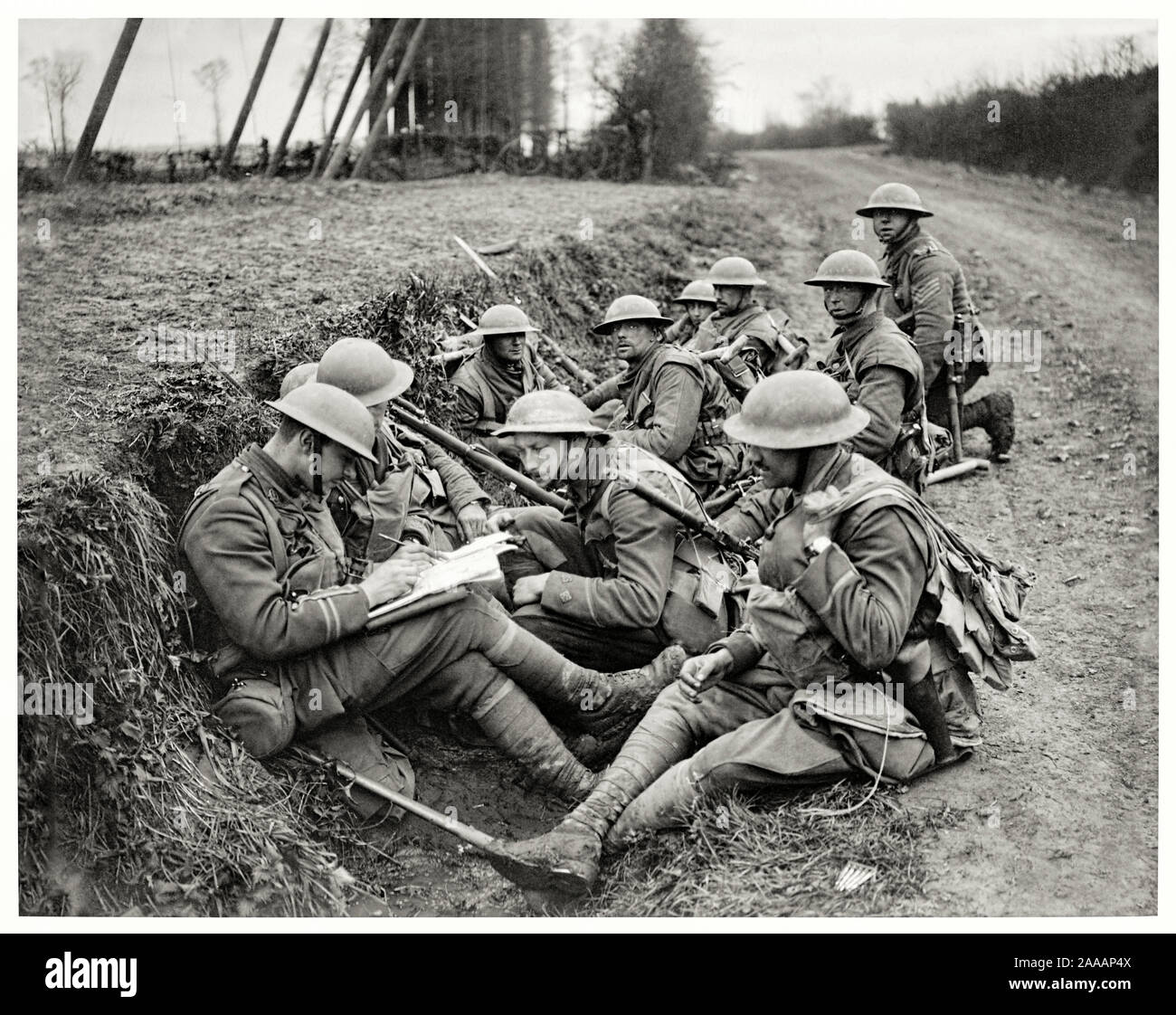 Britische Armee Infanterie (1.BATAILLON, Middlesex Regiment) in der Nähe von Douai, Frankreich in der Schlacht von Lys (Vierte Schlacht von Ypern) April 1918, in der die Deutschen wieder die Briten zu den Häfen am Ärmelkanal. Französische Verstärkungen, die später in diesem Monat kamen die deutschen Offensive. Über eine halbe Million Menschen wurde im April 1918 getötet. Siehe Beschreibung für weitere Informationen. Stockfoto