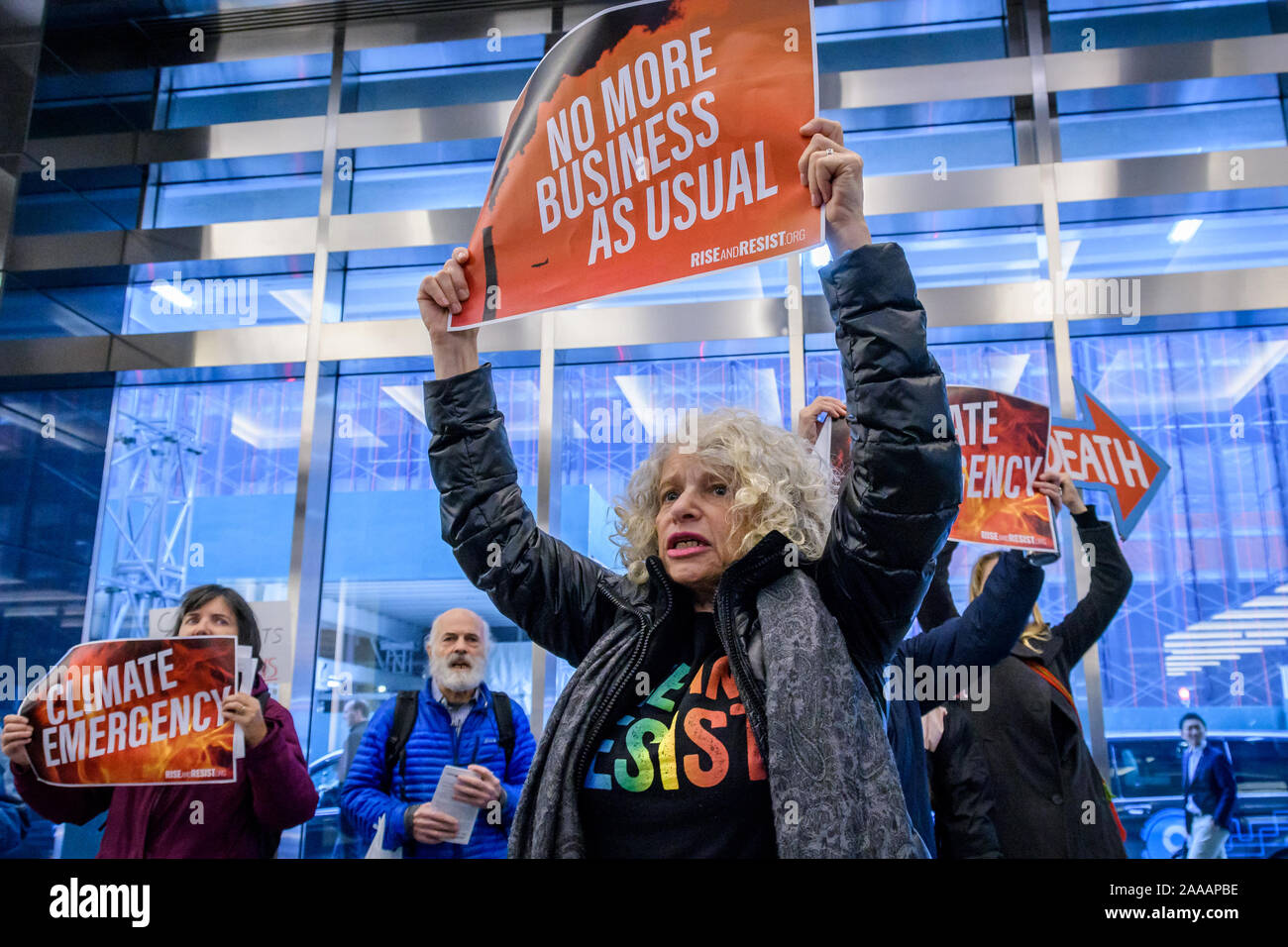 New York, USA. Nov, 2019 20. Die Erweiterung auf die Dynamik des schnell wachsenden nationalen Bewegung zu halten, Chase Bank für seine zentrale Rolle bei der Finanzierung der globalen fossilen Industrie verantwortlich, Dutzende von New York Bewohner mit der Organisation steigen und widerstehen, mit Co-sponsor Rainforest Action Network die neue JPMorgan Chase Hauptsitz in Manhattan am 20. November stürmten, 2019 fordern die megabank seine massive Finanzierung der Klimakrise. Credit: Erik McGregor/ZUMA Draht/Alamy leben Nachrichten Stockfoto