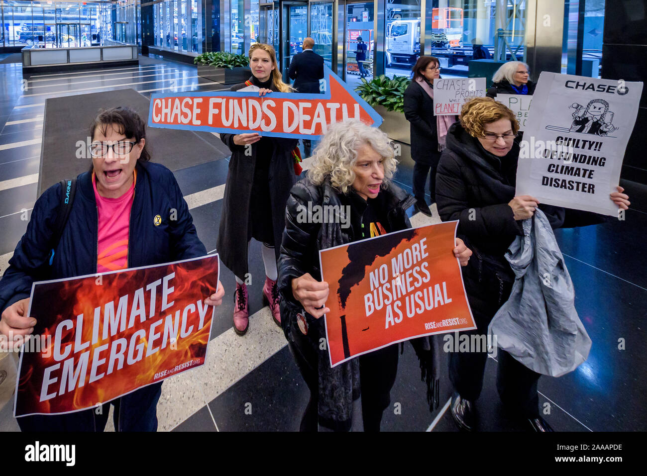 New York, USA. Nov, 2019 20. Die Erweiterung auf die Dynamik des schnell wachsenden nationalen Bewegung zu halten, Chase Bank für seine zentrale Rolle bei der Finanzierung der globalen fossilen Industrie verantwortlich, Dutzende von New York Bewohner mit der Organisation steigen und widerstehen, mit Co-sponsor Rainforest Action Network die neue JPMorgan Chase Hauptsitz in Manhattan am 20. November stürmten, 2019 fordern die megabank seine massive Finanzierung der Klimakrise. Credit: Erik McGregor/ZUMA Draht/Alamy leben Nachrichten Stockfoto