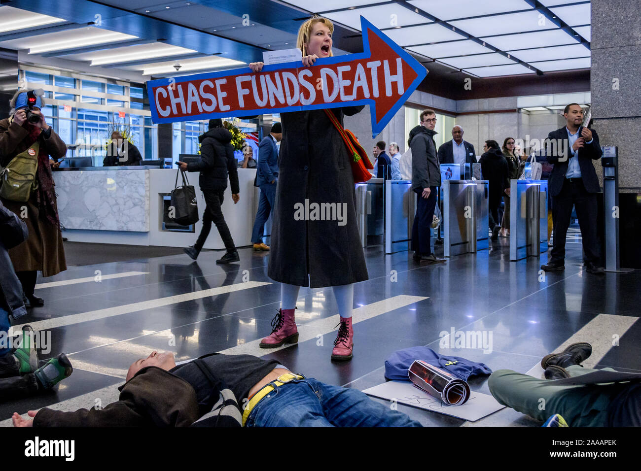 New York, USA. Nov, 2019 20. Die Erweiterung auf die Dynamik des schnell wachsenden nationalen Bewegung zu halten, Chase Bank für seine zentrale Rolle bei der Finanzierung der globalen fossilen Industrie verantwortlich, Dutzende von New York Bewohner mit der Organisation steigen und widerstehen, mit Co-sponsor Rainforest Action Network die neue JPMorgan Chase Hauptsitz in Manhattan am 20. November stürmten, 2019 fordern die megabank seine massive Finanzierung der Klimakrise. Credit: Erik McGregor/ZUMA Draht/Alamy leben Nachrichten Stockfoto