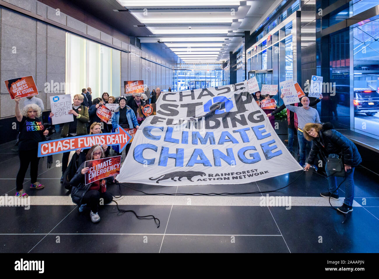 New York, USA. Nov, 2019 20. Die Erweiterung auf die Dynamik des schnell wachsenden nationalen Bewegung zu halten, Chase Bank für seine zentrale Rolle bei der Finanzierung der globalen fossilen Industrie verantwortlich, Dutzende von New York Bewohner mit der Organisation steigen und widerstehen, mit Co-sponsor Rainforest Action Network die neue JPMorgan Chase Hauptsitz in Manhattan am 20. November stürmten, 2019 fordern die megabank seine massive Finanzierung der Klimakrise. Credit: Erik McGregor/ZUMA Draht/Alamy leben Nachrichten Stockfoto