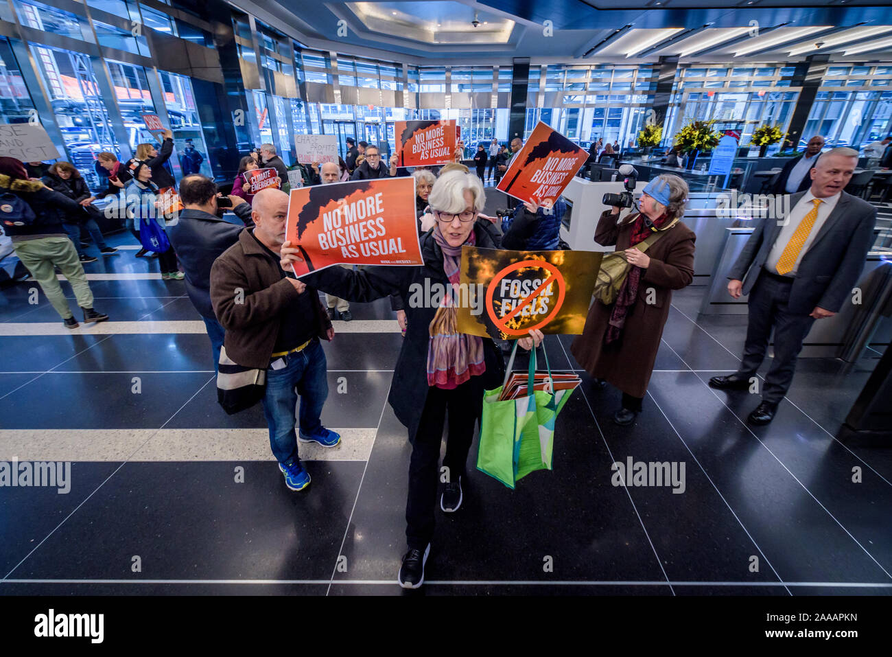 New York, USA. Nov, 2019 20. Die Erweiterung auf die Dynamik des schnell wachsenden nationalen Bewegung zu halten, Chase Bank für seine zentrale Rolle bei der Finanzierung der globalen fossilen Industrie verantwortlich, Dutzende von New York Bewohner mit der Organisation steigen und widerstehen, mit Co-sponsor Rainforest Action Network die neue JPMorgan Chase Hauptsitz in Manhattan am 20. November stürmten, 2019 fordern die megabank seine massive Finanzierung der Klimakrise. Credit: Erik McGregor/ZUMA Draht/Alamy leben Nachrichten Stockfoto