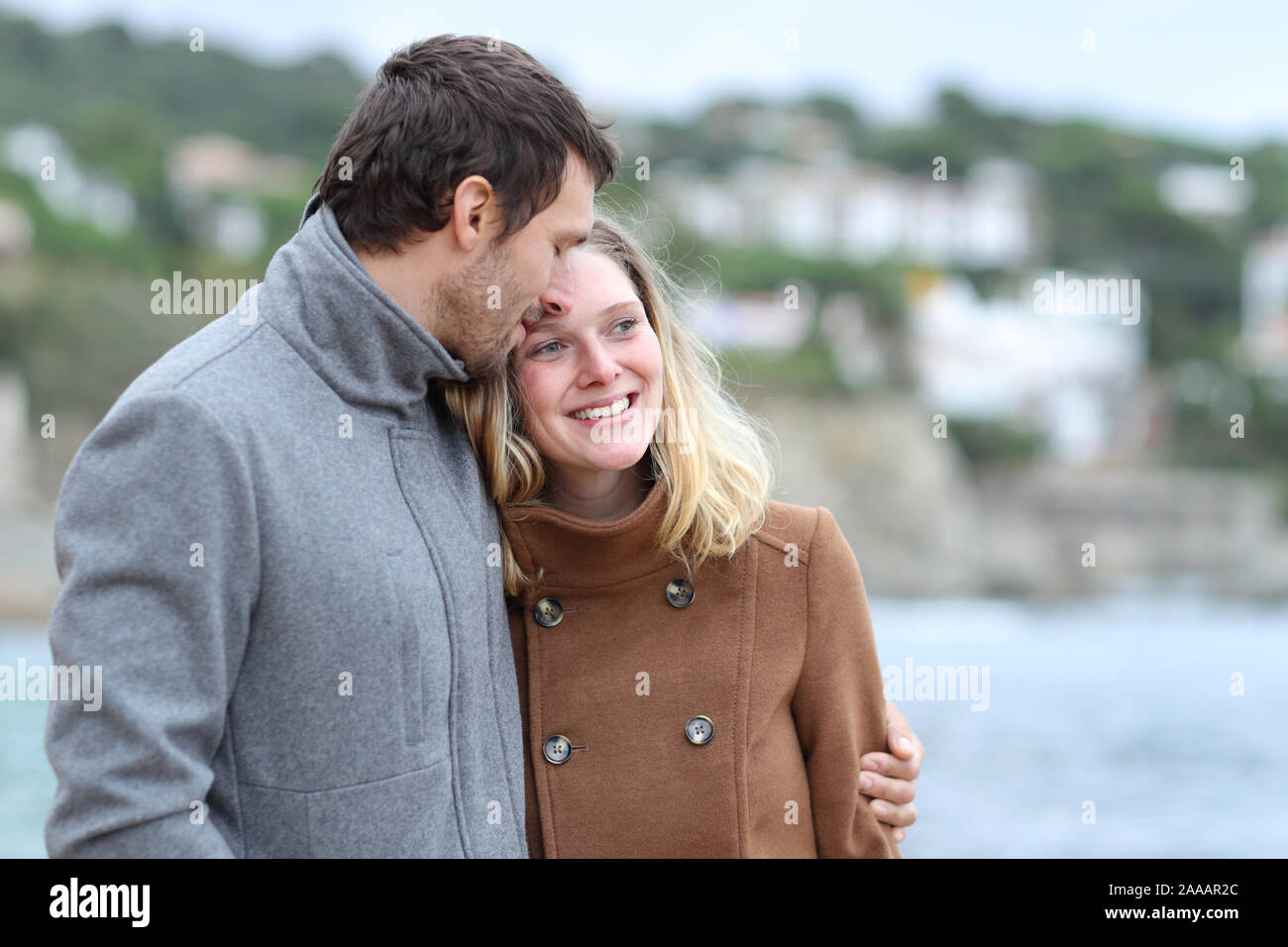 Glückliches Paar in der Liebe flirten zusammen zu Fuß auf den Strand im Winter Stockfoto