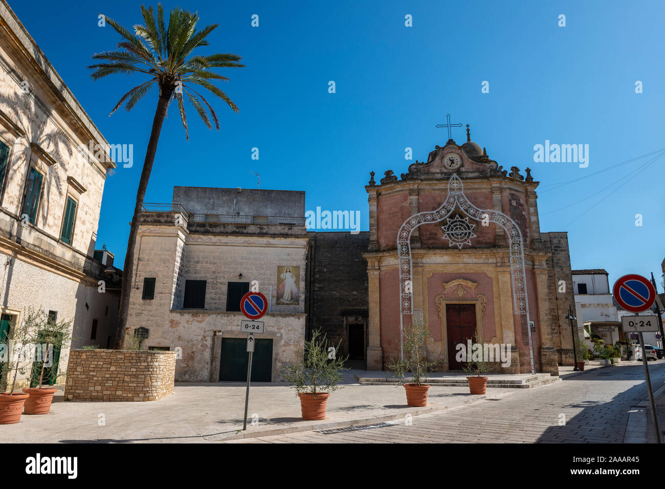 St Michael's Church (Chiesa San Michele Arcangelo) auf der Piazza della Libertá in Castiglione in Apulien (Puglia), Süditalien Stockfoto