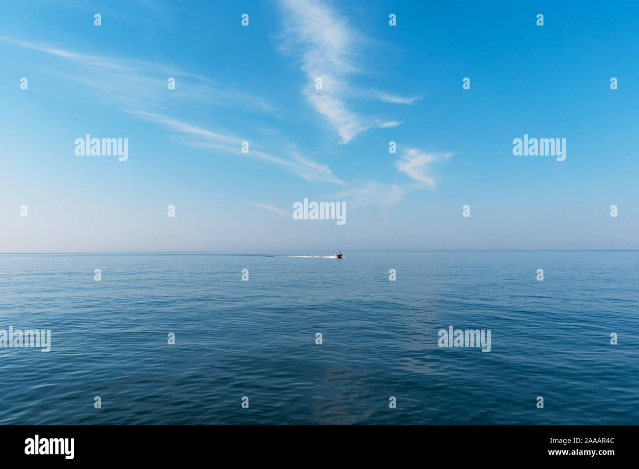 Boot Kreuzfahrt im Meer Verlassen des Ruhezustands auf eine brillante sonnigen Tag. Schönen blauen Himmel mit weißen Wolken. Stockfoto