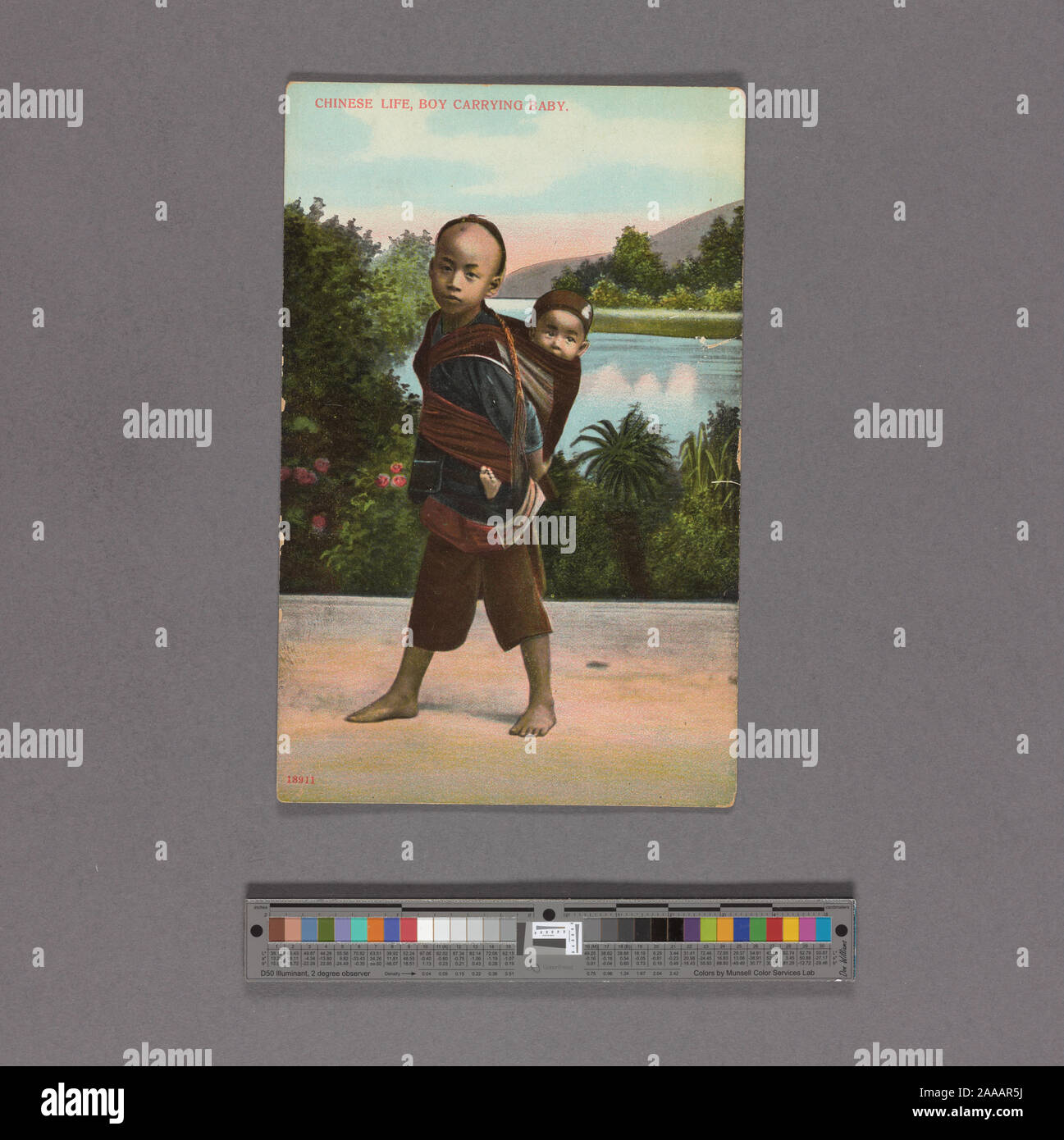 Von Lau Ping Kee, Groß- und Einzelhandel mit Postkarten und Briefmarken Händler verwendet, Geld - Wechsler (Noten, Gold und Silber) 10 Queens Road Central, Hongkong. - - Gedruckte auf der Rückseite.; Chinesische leben, Junge, Baby. Stockfoto