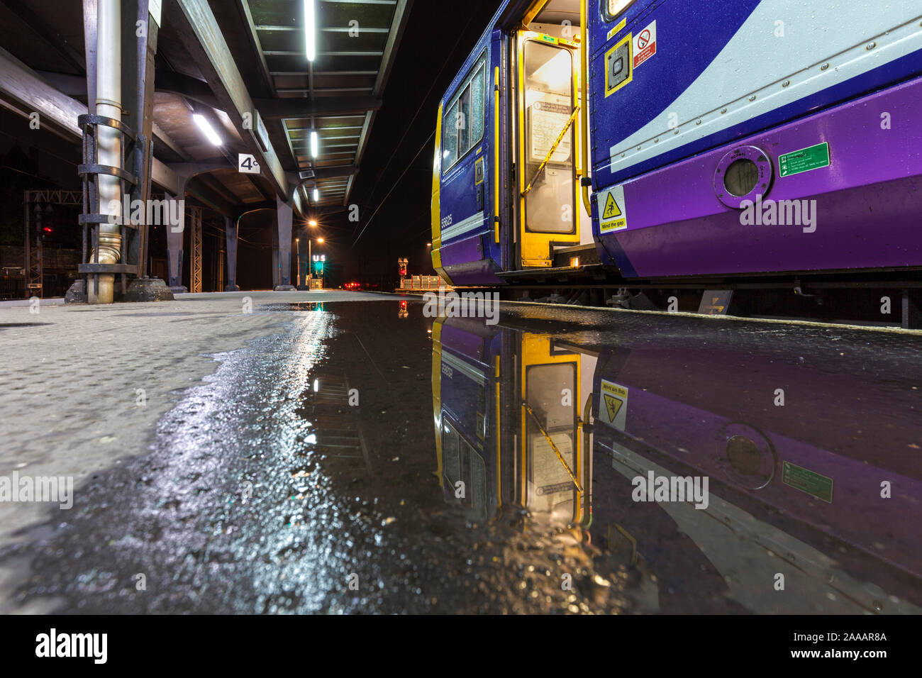 Arriva Northern Rail Class 142 pacer Zug 142034 in Preston Bahnhof in eine Pfütze auf einem nassen Nacht wartet mit 2157 Preston zu Colne wider Stockfoto