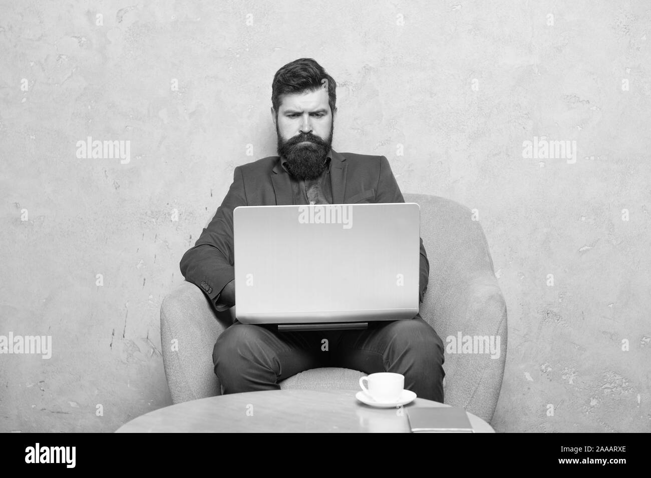 Geschäftsmann Laptop. Mann trinken Kaffee im Büro. Reaktion auf geschäftliche E-Mails. Digitales Marketing. Im Internet surfen. Online kaufen. Projekt Manager. Geschäftliche Korrespondenz. Moderne Geschäftsmann. Stockfoto
