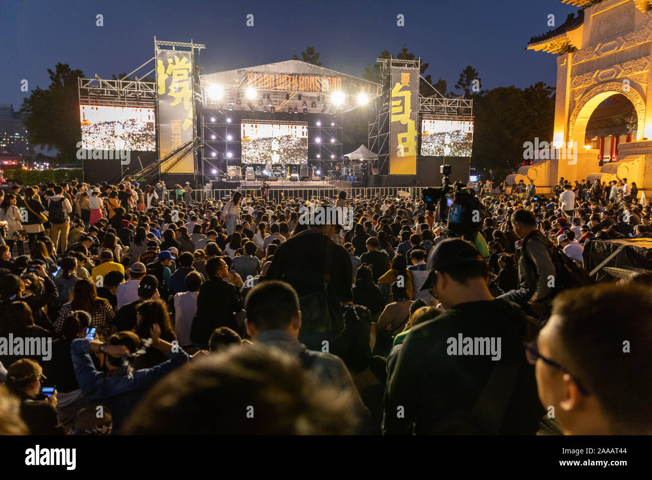 Am 17. November 2019 Tausende von Taiwan zu einem Konzert zur Unterstützung der Hong Kong pro Demokratie/Freiheit Demonstranten am Platz der Freiheit in Taipeh. Eine Reihe von berühmten Taiwanesischen Pop Stars am Fall spielte Stockfoto