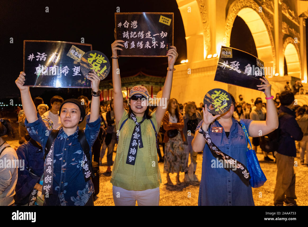 Am 17. November 2019 Tausende von Taiwan zu einem Konzert zur Unterstützung der Hong Kong pro Demokratie/Freiheit Demonstranten am Platz der Freiheit in Taipeh. Eine Reihe von berühmten Taiwanesischen Pop Stars am Fall spielte Stockfoto