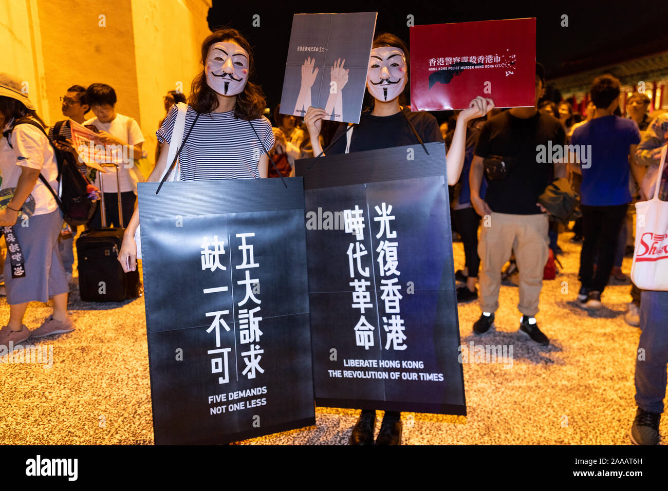 Am 17. November 2019 Tausende von Taiwan zu einem Konzert zur Unterstützung der Hong Kong pro Demokratie/Freiheit Demonstranten am Platz der Freiheit in Taipeh. Eine Reihe von berühmten Taiwanesischen Pop Stars am Fall spielte Stockfoto