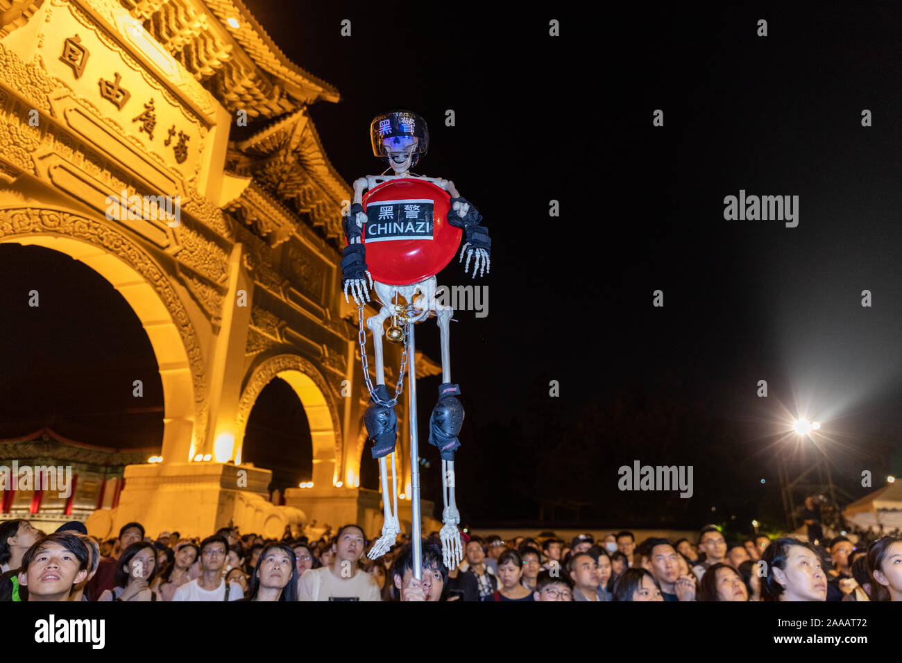 Am 17. November 2019 Tausende von Taiwan zu einem Konzert zur Unterstützung der Hong Kong pro Demokratie/Freiheit Demonstranten am Platz der Freiheit in Taipeh. Eine Reihe von berühmten Taiwanesischen Pop Stars am Fall spielte Stockfoto