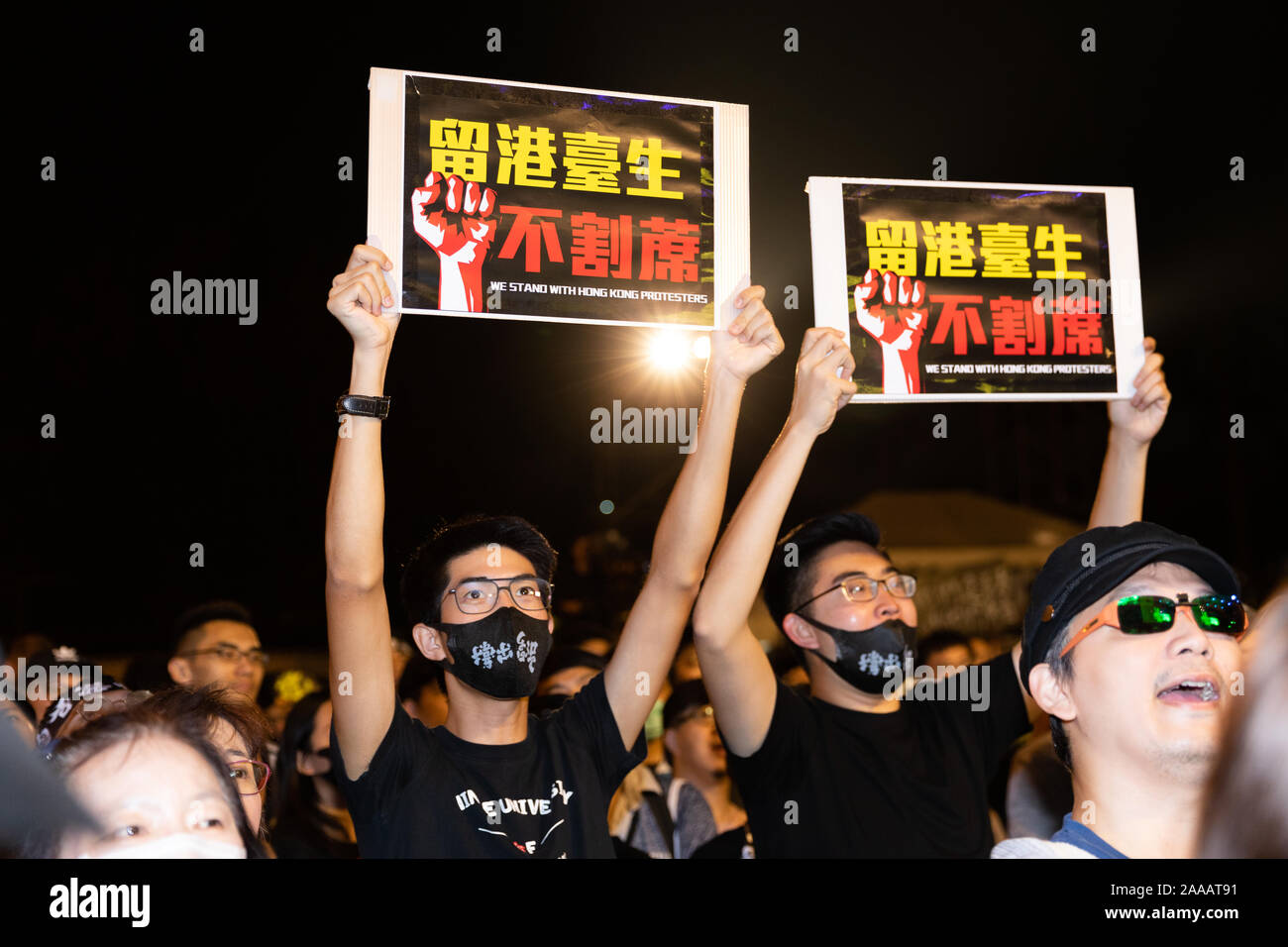 Am 17. November 2019 Tausende von Taiwan zu einem Konzert zur Unterstützung der Hong Kong pro Demokratie/Freiheit Demonstranten am Platz der Freiheit in Taipeh. Eine Reihe von berühmten Taiwanesischen Pop Stars am Fall spielte Stockfoto