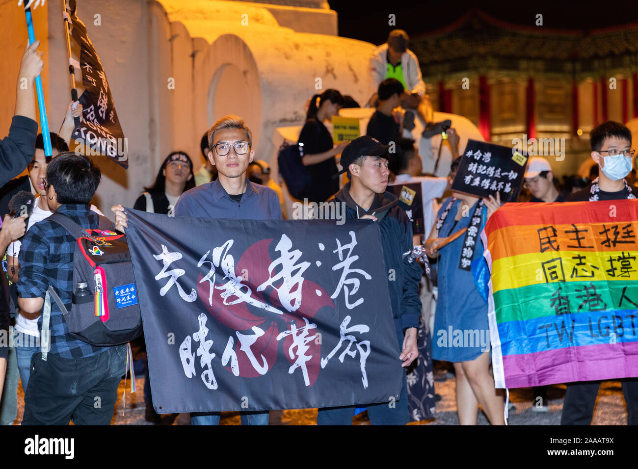 Am 17. November 2019 Tausende von Taiwan zu einem Konzert zur Unterstützung der Hong Kong pro Demokratie/Freiheit Demonstranten am Platz der Freiheit in Taipeh. Eine Reihe von berühmten Taiwanesischen Pop Stars am Fall spielte Stockfoto