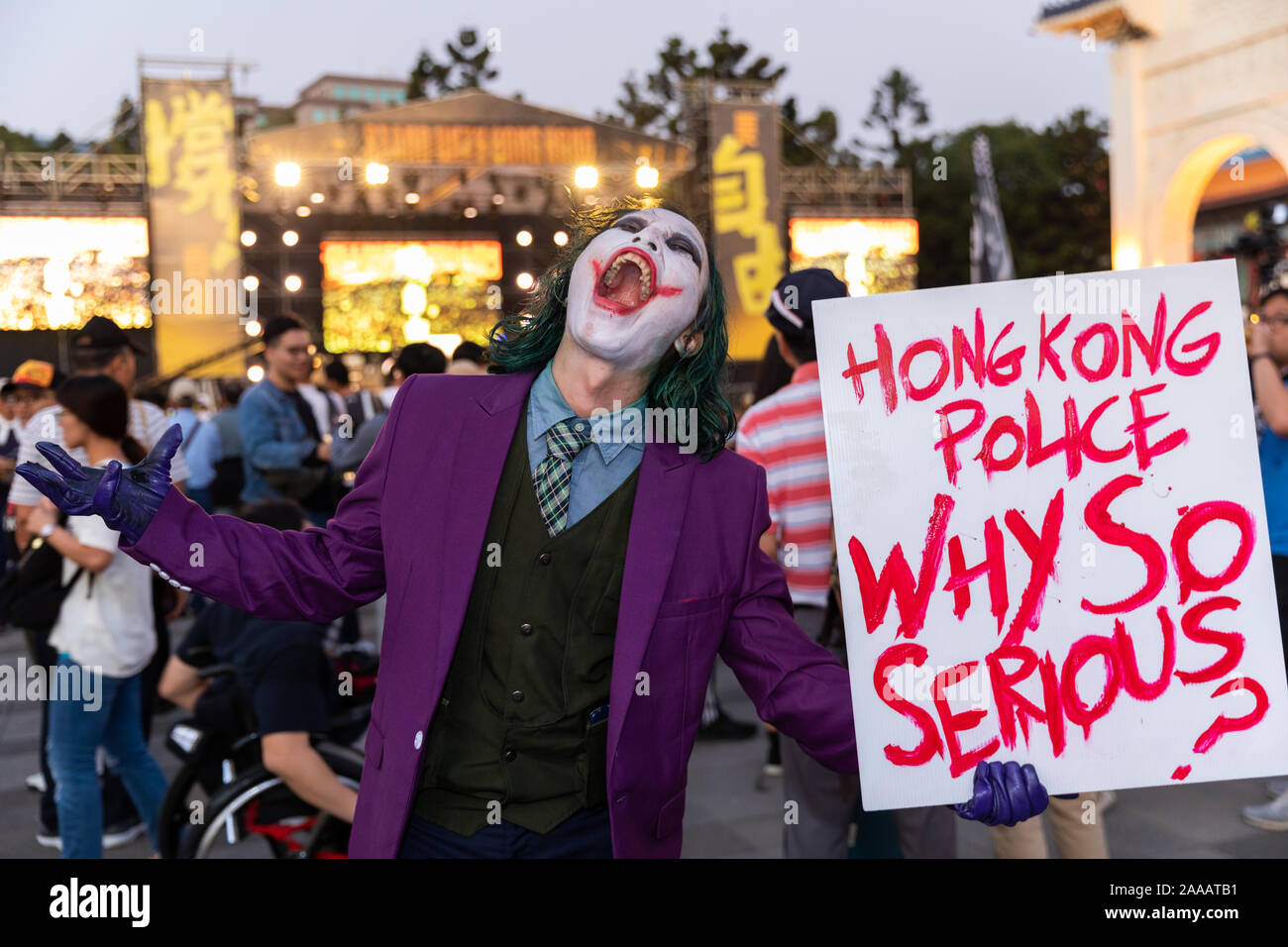 Am 17. November 2019 Tausende von Taiwan zu einem Konzert zur Unterstützung der Hong Kong pro Demokratie/Freiheit Demonstranten am Platz der Freiheit in Taipeh. Eine Reihe von berühmten Taiwanesischen Pop Stars am Fall spielte Stockfoto