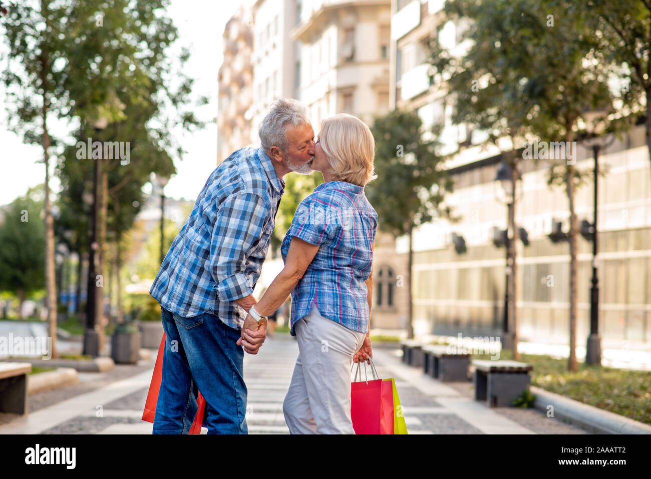 Senior paar Küssen nach dem Einkaufen Stockfoto