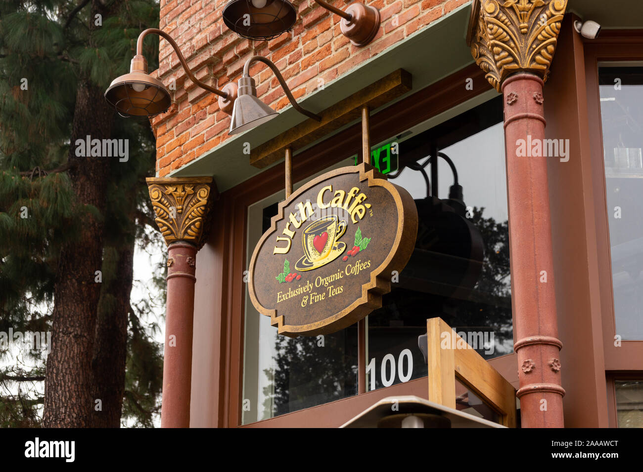 Orange, CA/USA - November 14, 2019: Business Beschilderungen für Urth Caffe in der Altstadt in der Stadt Orange, Kalifornien. Stockfoto