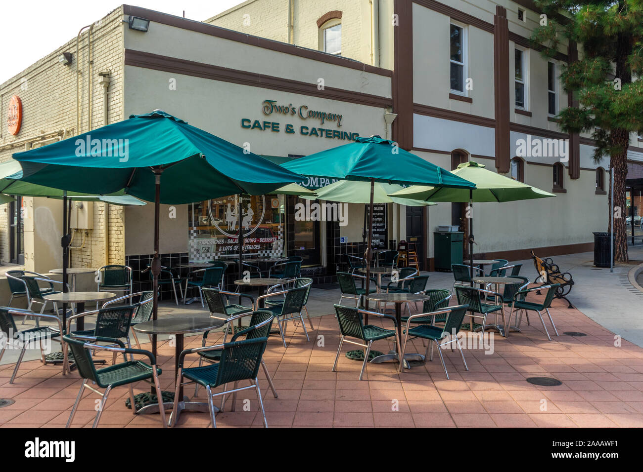 Orange, CA/USA - November 14, 2019: Zwei der Firma Cafe bietet Sitzgelegenheiten im Freien und ist in der Altstadt in der Stadt Orange, Kalifornien. Stockfoto