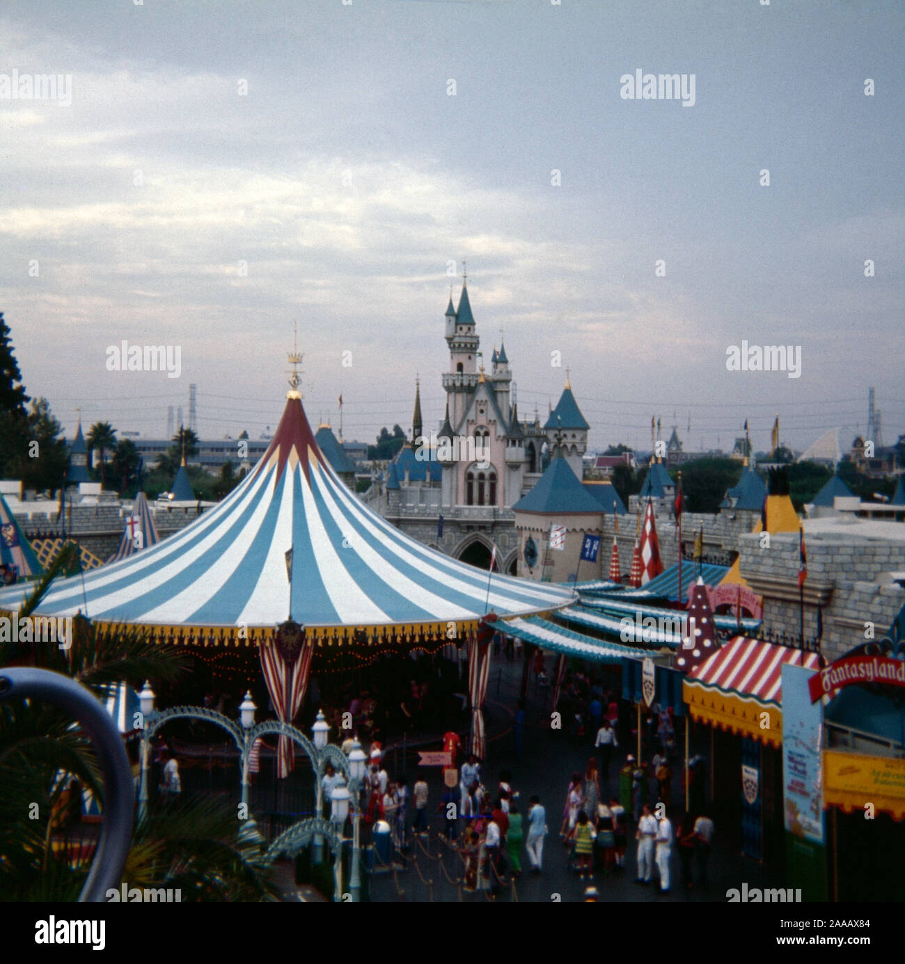 Jahrgang September 1972 Foto, Merry-go-round und Cinderella's Castle in Fantasyland im Disneyland Park in Anaheim, Kalifornien. Quelle: Original 35 mm Transparenz Stockfoto
