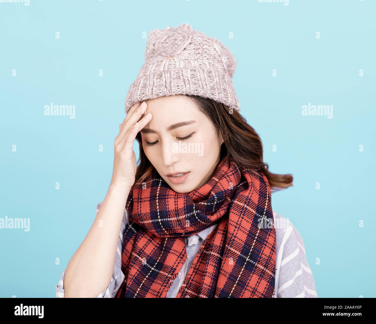 Junge Frau mit Kopfschmerzen Krank Stockfoto