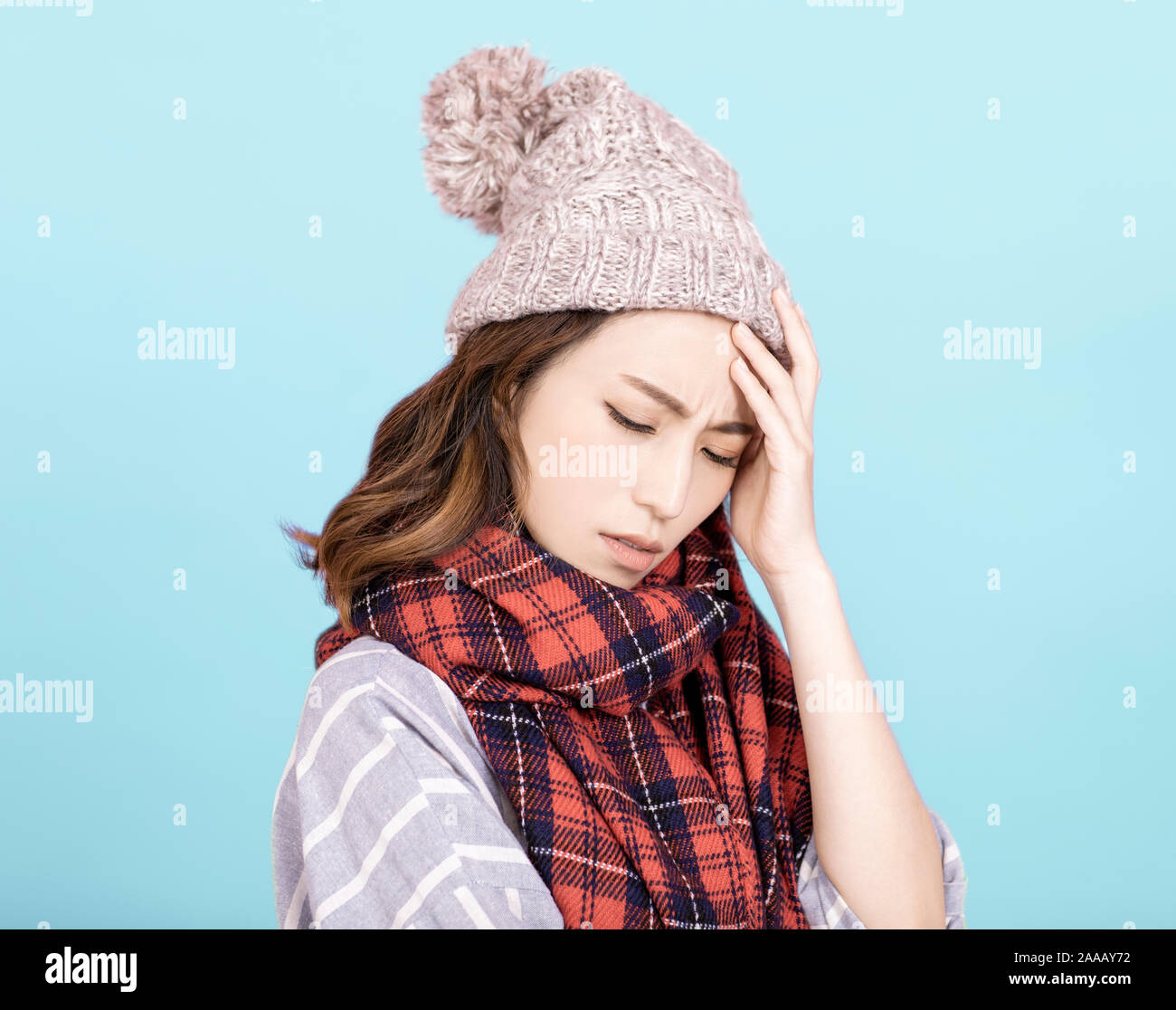 Junge Frau mit Kopfschmerzen Krank Stockfoto