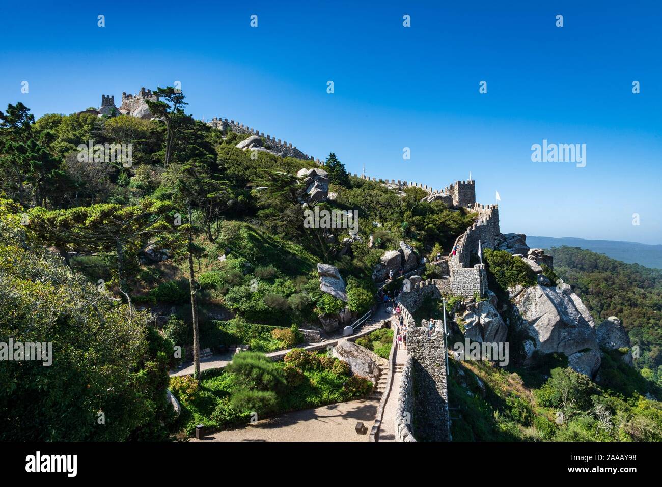 Mittelalterliche Burg der Mauren in der Sintra Region Portugals. Stockfoto