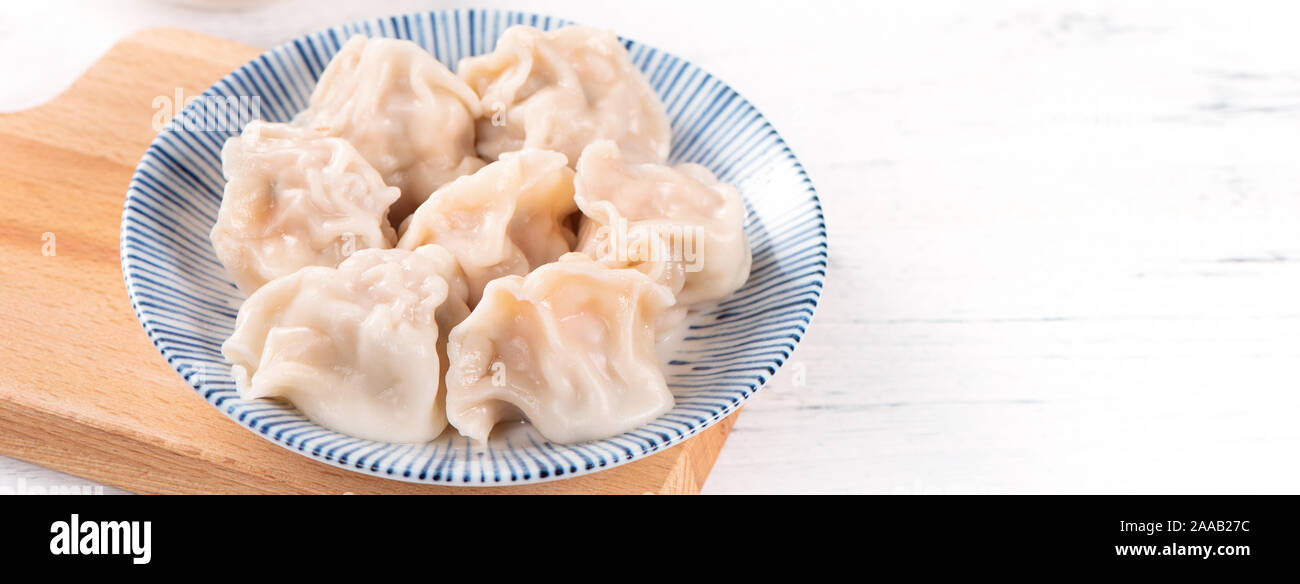 Frische, Köstliche gekochte Schweinefleisch, Garnelen Gyoza-teigtaschen auf weißem Hintergrund mit Sojasauce und Stäbchen, Nahaufnahme, Lifestyle. Hausgemachte Design Konzept. Stockfoto