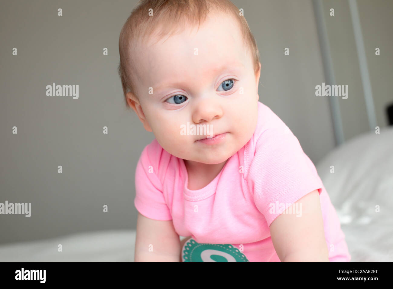 Close up Portrait von Süßen 8 Monate alten Baby Girl mit großen blauen Augen, Happy Baby Girl Stockfoto